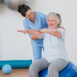 Como a fisioterapia ajuda o paciente com dor crônica a recuperar movimentos e autonomia sem aumentar a dor?