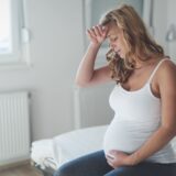 Durante a gestação, o corpo da mulher passa por inúmeras transformações físicas e hormonais. Algumas dessas mudanças, ainda que naturais, podem provocar dores em diferentes regiões. Saber identificar os tipos de dores mais comuns e compreender suas causas é fundamental para garantir uma gestação mais segura e confortável.