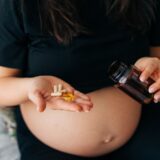 É possível usar medicamentos para dor na gestação? Quais cuidados tomar?