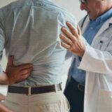 Dor Lombar e Sinais de Alerta: Quando procurar o médico com urgência?